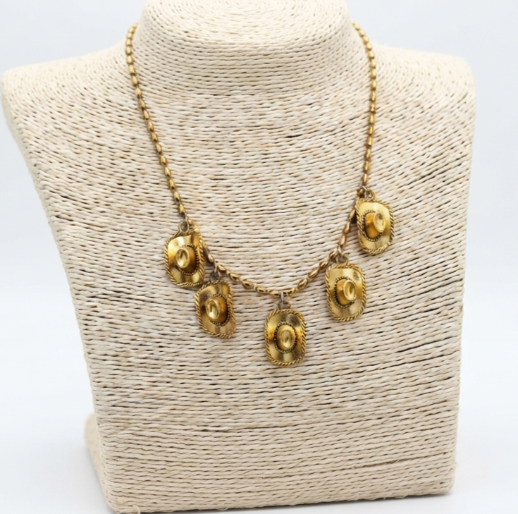 Collar cadena y sombreros
