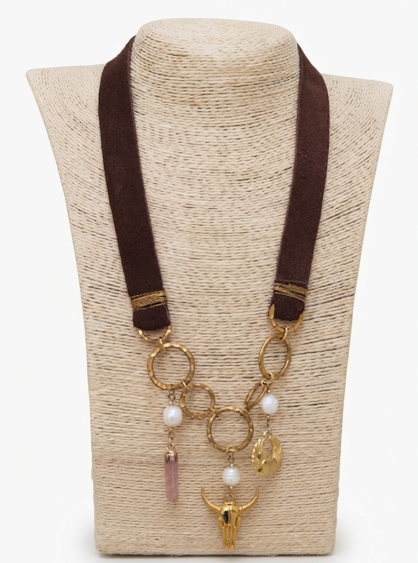 Collar de gamuza y toro