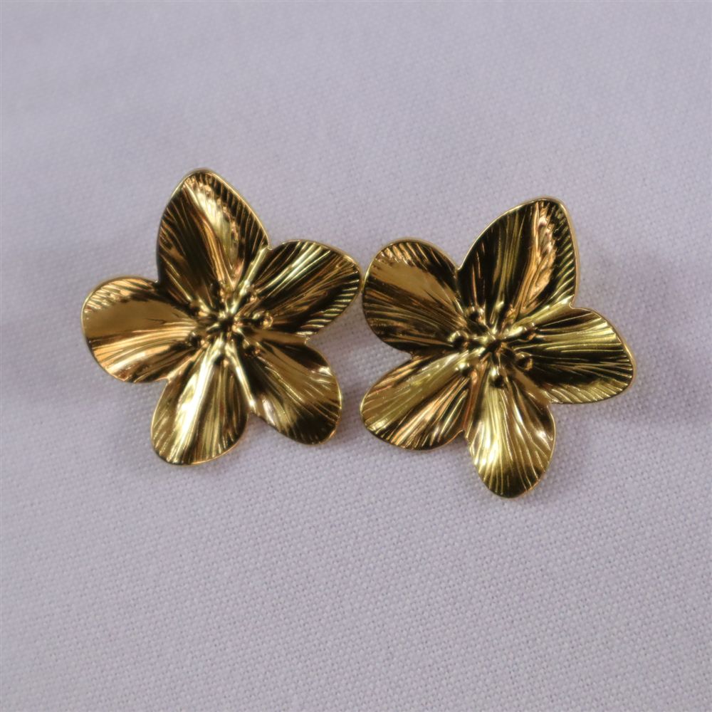 Aretes de flor dorado