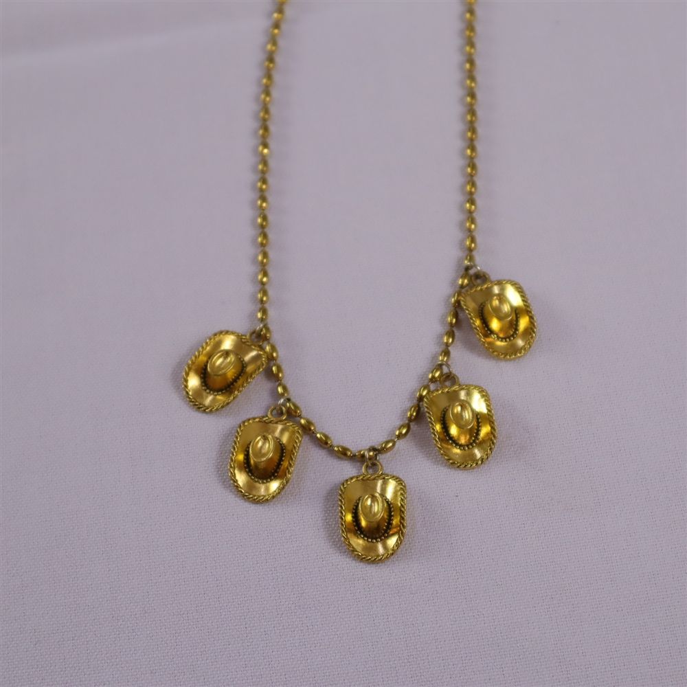 Collar cadena y sombreros