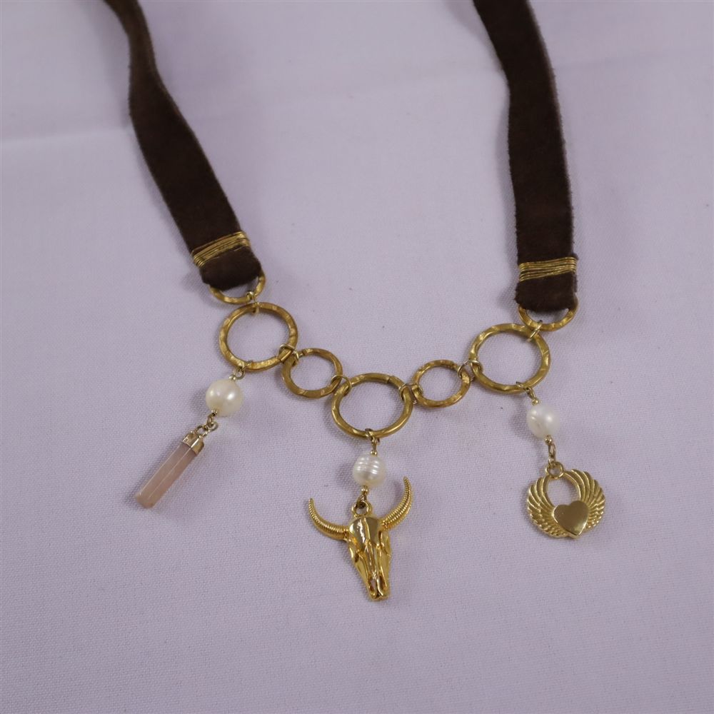Collar de gamuza y toro